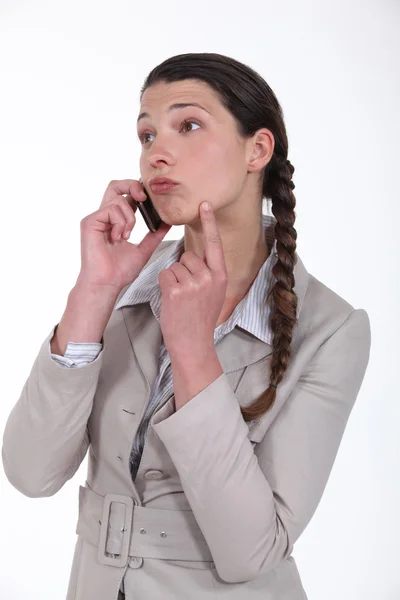 Kobieta na telefon próbuje podjąć decyzję — Zdjęcie stockowe