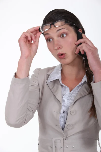 Frau am Telefon überrascht — Stockfoto