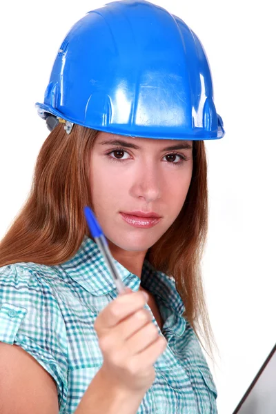 Kvinna i en hardhat med ett urklipp Stockfoto