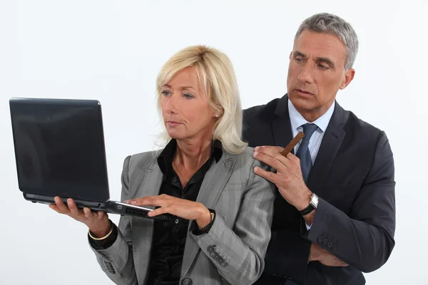 Mature couple d'affaires avec un ordinateur portable — Photo
