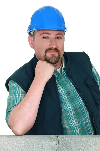 Builder proudly standing by wall — Stock Photo, Image