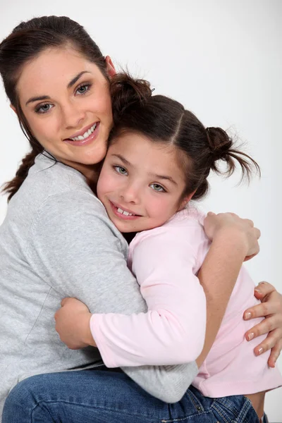 小さな女の子を抱い若い女性のクローズ アップ — ストック写真
