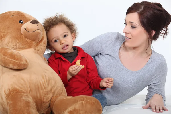 Mutter verbringt Zeit mit ihrem Sohn — Stockfoto