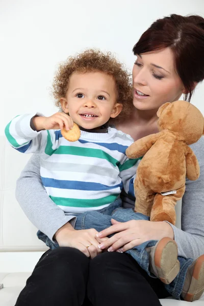 Mutter hält ihren kleinen Jungen — Stockfoto