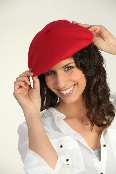 Frau mit roter Baskenmütze — Stockfoto