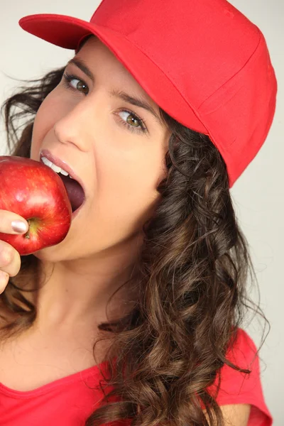 Mulher comendo uma maçã — Fotografia de Stock