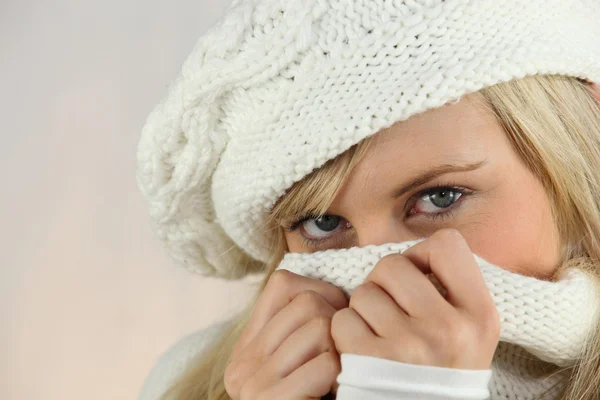 Jeune femme dans un pull tricoté crème et chapeau — Photo