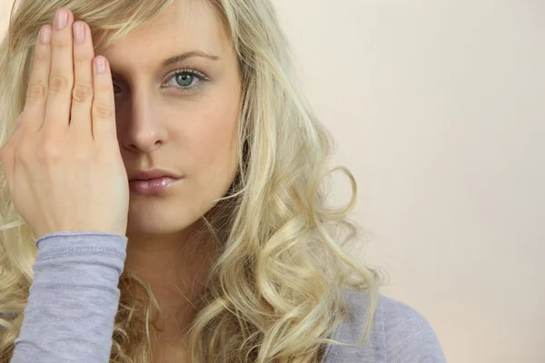 Vrouw die één oog bedekt — Stockfoto