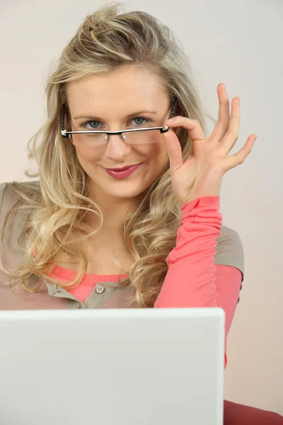 Onun laptop yanında oturan sarışın kadın — Stok fotoğraf