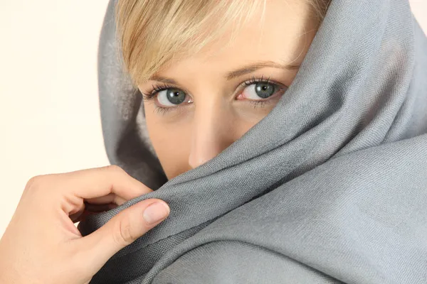 Κοντινό πλάνο ενός προσώπου γυναίκα φοράει μια μαντίλα — Φωτογραφία Αρχείου