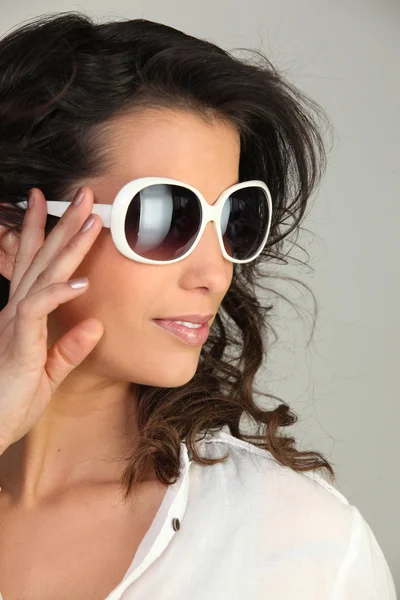Жінка з сучасними сонцезахисними окулярами — стокове фото