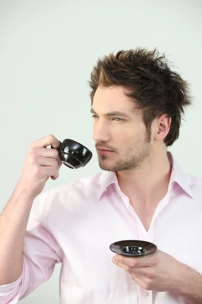 Uomo che beve caffè — Foto Stock