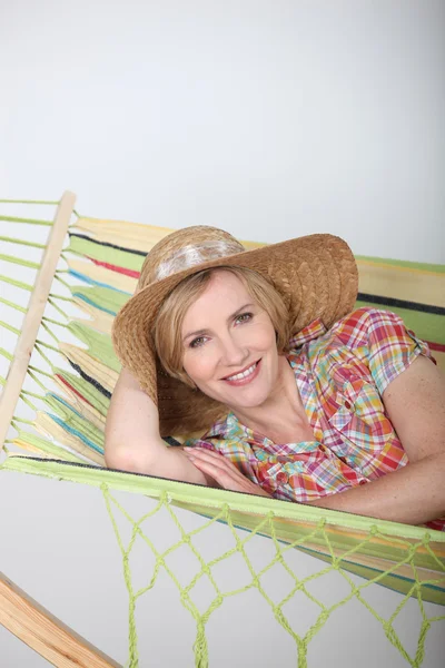 Woman laid in hammock relaxing — Stock Photo, Image