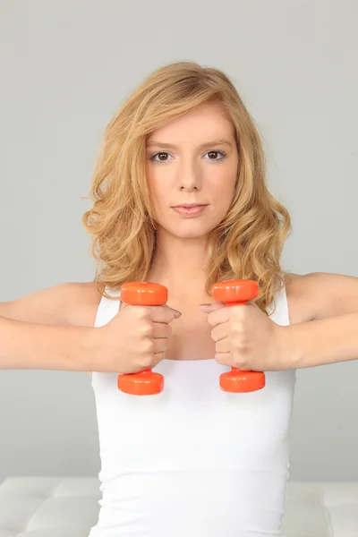 Jeune femme faire des exercices avec haltères — Photo