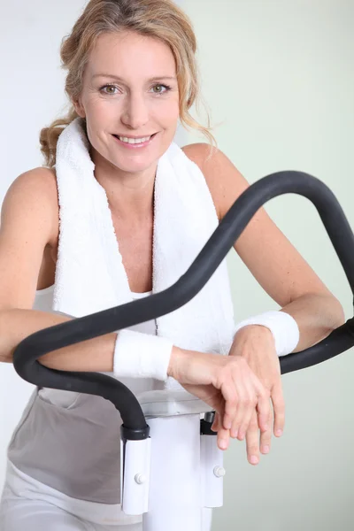 Mujer rubia en el gimnasio — Foto de Stock