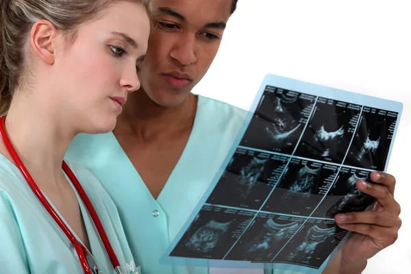 Dois médicos examinando uma radiografia . — Fotografia de Stock