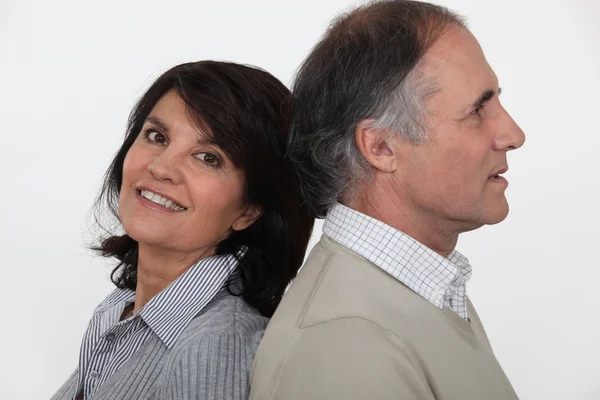 Casal casal ficou para trás para trás no estúdio — Fotografia de Stock