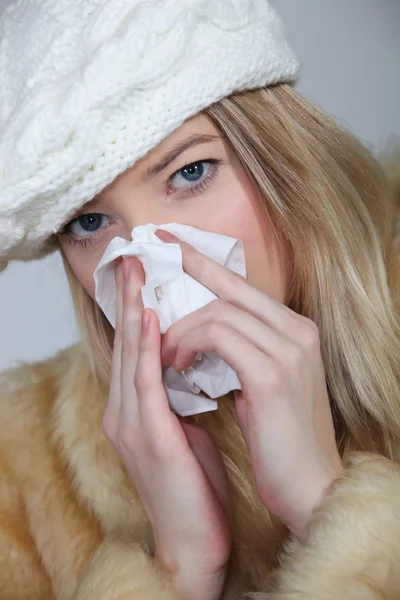 Donna che soffre di freddo — Foto Stock