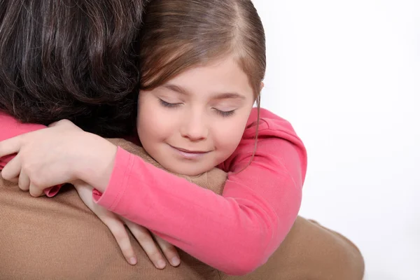 Mutter und Tochter umarmen — Stockfoto