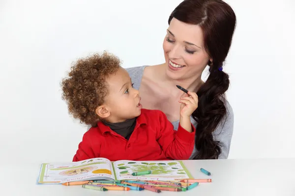 Mãe e criança coloração — Fotografia de Stock