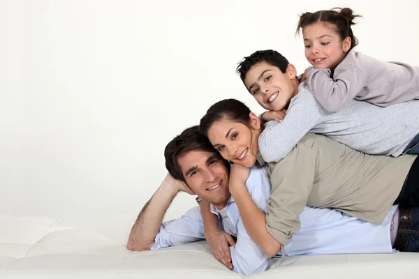 Retrato de estudio de una familia feliz — Foto de Stock