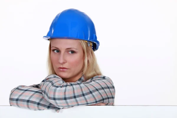 Serious woman in a hard hat — Stock Photo, Image