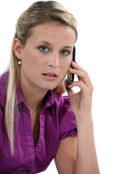 Blonde vrouw met mobiele telefoon — Stockfoto