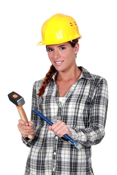 Tradeswoman segurando um martelo e cinzel — Fotografia de Stock