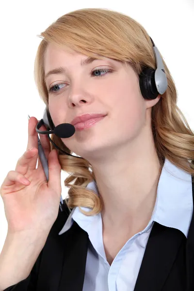 Kvinna som bär telefon head-set — Stockfoto