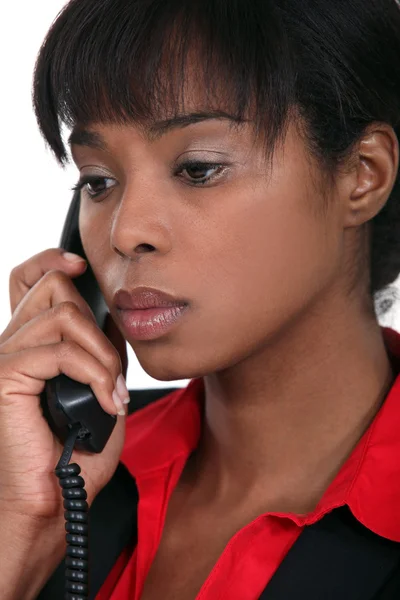 Afrikaanse vrouw telefoongesprek maken — Stockfoto