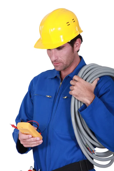 Eletricista com voltímetro — Fotografia de Stock