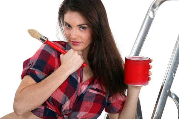 Frau mit Farbpinsel stand an Leiter — Stockfoto