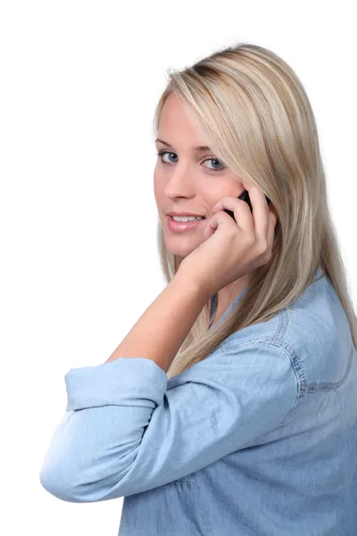 Atraktivní blondýna pomocí mobilní — Stock fotografie
