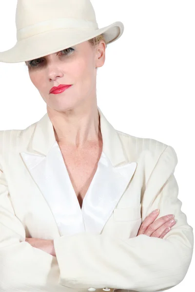 Kvinna som bär en hatt — Stockfoto