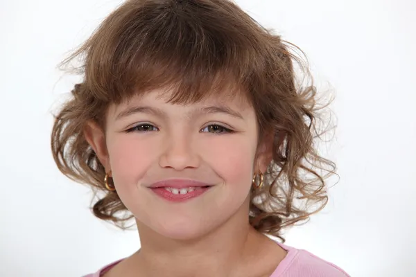 Portrait de mignonne petite fille souriante — Photo