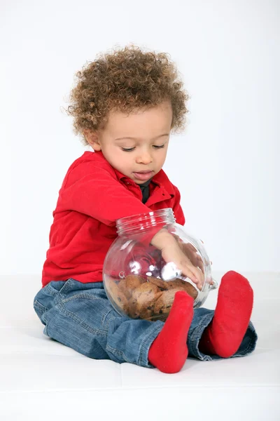 Niño tomando una galleta —  Fotos de Stock