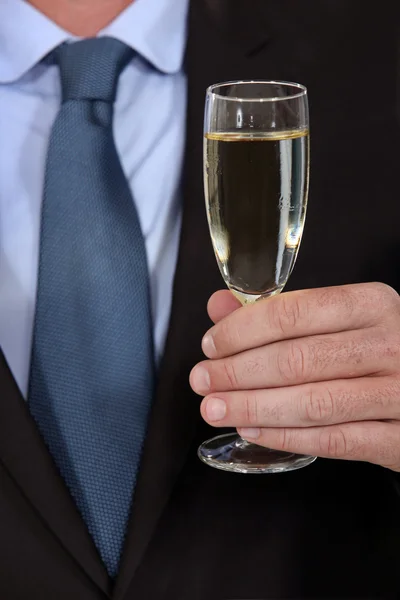 Мужская рука с бокалом шампанского — стоковое фото