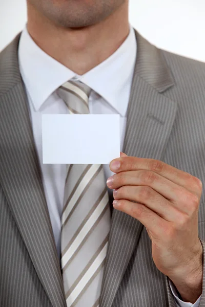 Ejecutivo con una tarjeta de visita en blanco — Foto de Stock