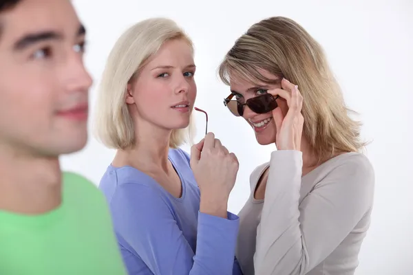 Mujeres mirando a un hombre joven — Foto de Stock