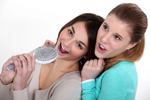 Teenager mit Haarbürstengesang — Stockfoto