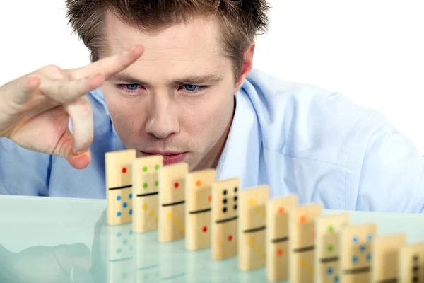 Uomo d'affari che sventola domino — Foto Stock