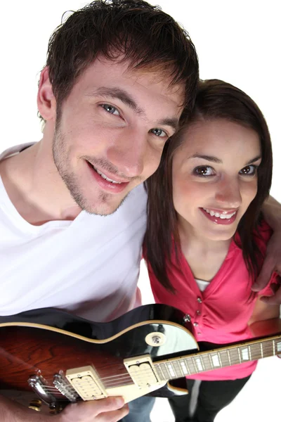 Pareja joven con una guitarra eléctrica — Foto de Stock