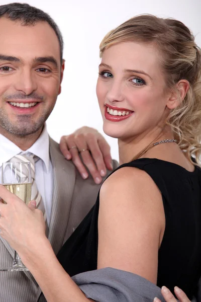 Casal à noite desgaste beber champanhe — Fotografia de Stock