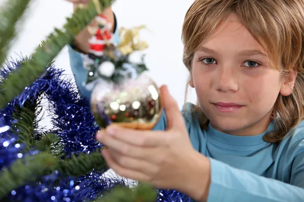 Kid decorating Christmas tree — Stock Photo, Image