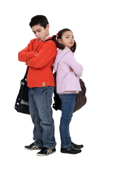 Twee kinderen gaan zitten mokken — Stockfoto