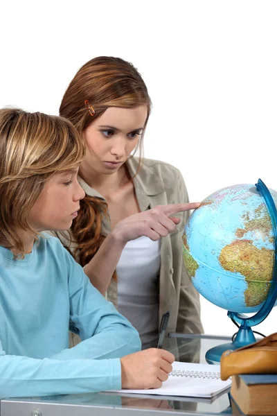 Garçon et fille regardant un globe — Photo