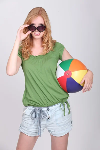 Chica adolescente con pelota de playa inflable —  Fotos de Stock