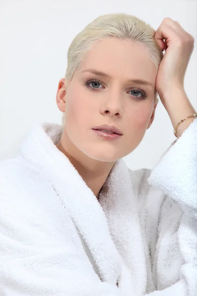 Fantastisk blond kvinna i fullständig make up och morgonrock toweling — Stockfoto