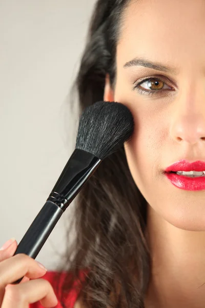 Mujer aplicando colorete — Foto de Stock