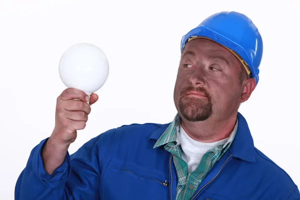 Electricista sosteniendo bombilla — Foto de Stock